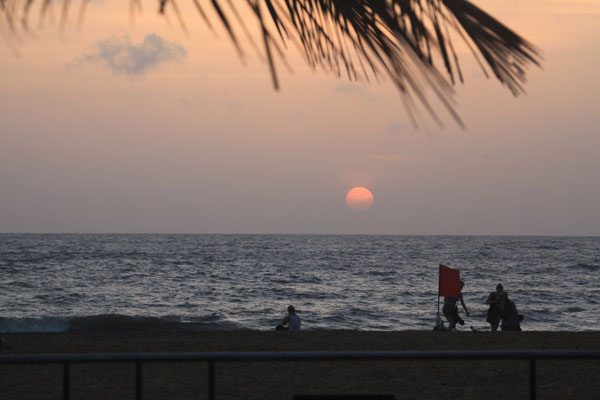 Zonsondergang vanuit het Camelot Beach Hotel in Negombo